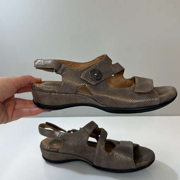 Clarks Tiffani Aldora Embossed Leather Sandals Size 8 - Picture 14 of 16